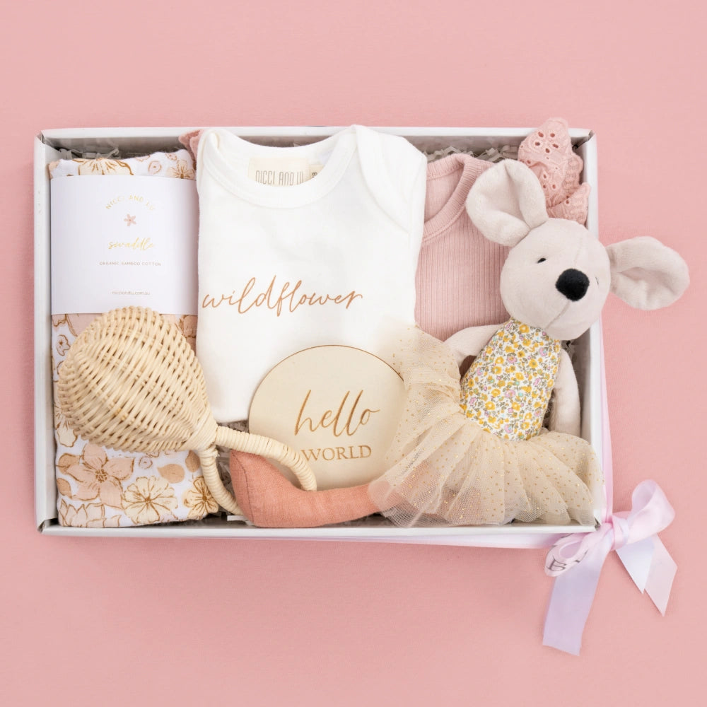 Hello World Baby Girl Gift Hamper A Mano Florals